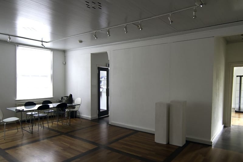 Oude Raadhuis 3 sKCA Oude Raadhuis Expositieruimte de voorkamer met tafel 2