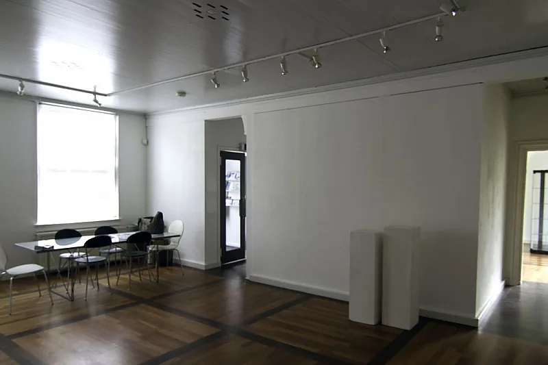 sKCA Oude Raadhuis Expositieruimte de voorkamer met tafel 2