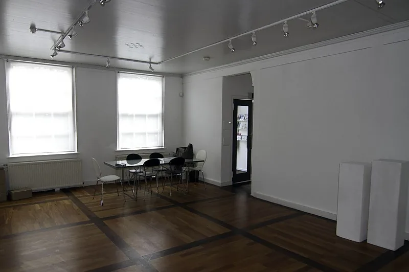 sKCA Oude Raadhuis Expositieruimte de voorkamer met tafel 3