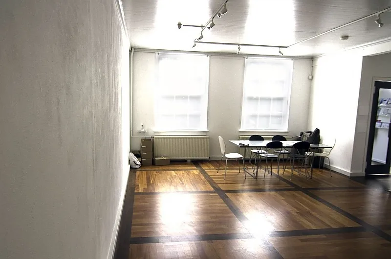 sKCA Oude Raadhuis Expositieruimte de voorkamer met tafel